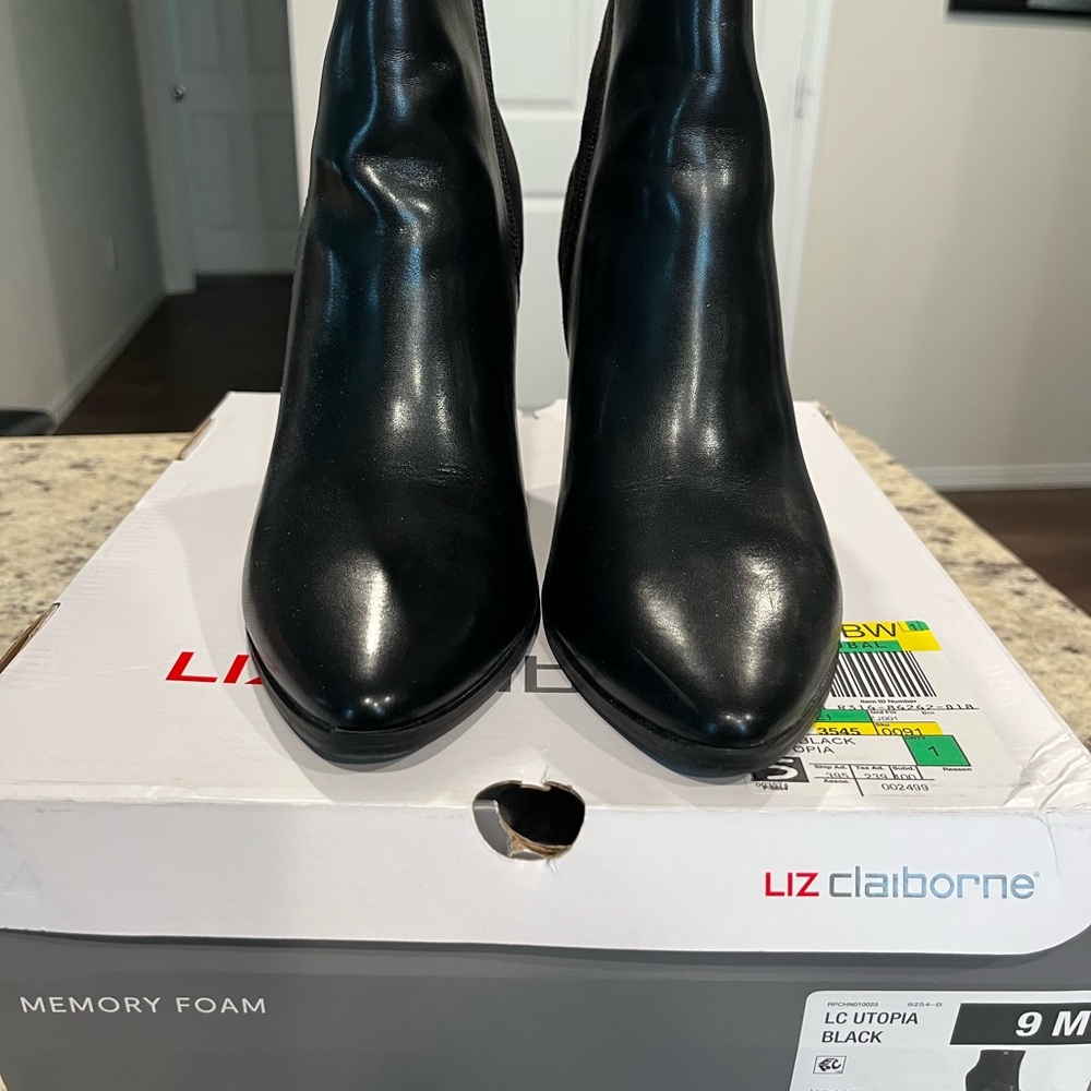 Liz Claiborne Womens Booties Size
9 - Picture 3 of 7
